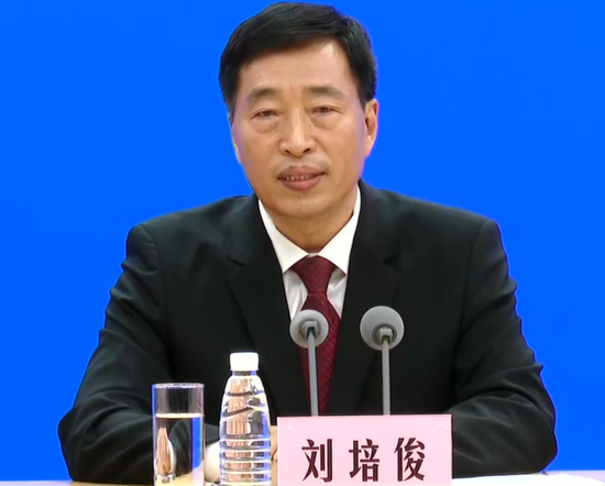 教育部体卫艺司副司长刘培俊介绍各地区根据当地疫情形势变化和属地