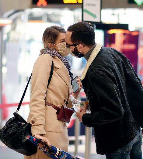 3月8日,在意大利伦巴第大区米兰中央火车站内,一对男女隔着口罩亲吻.