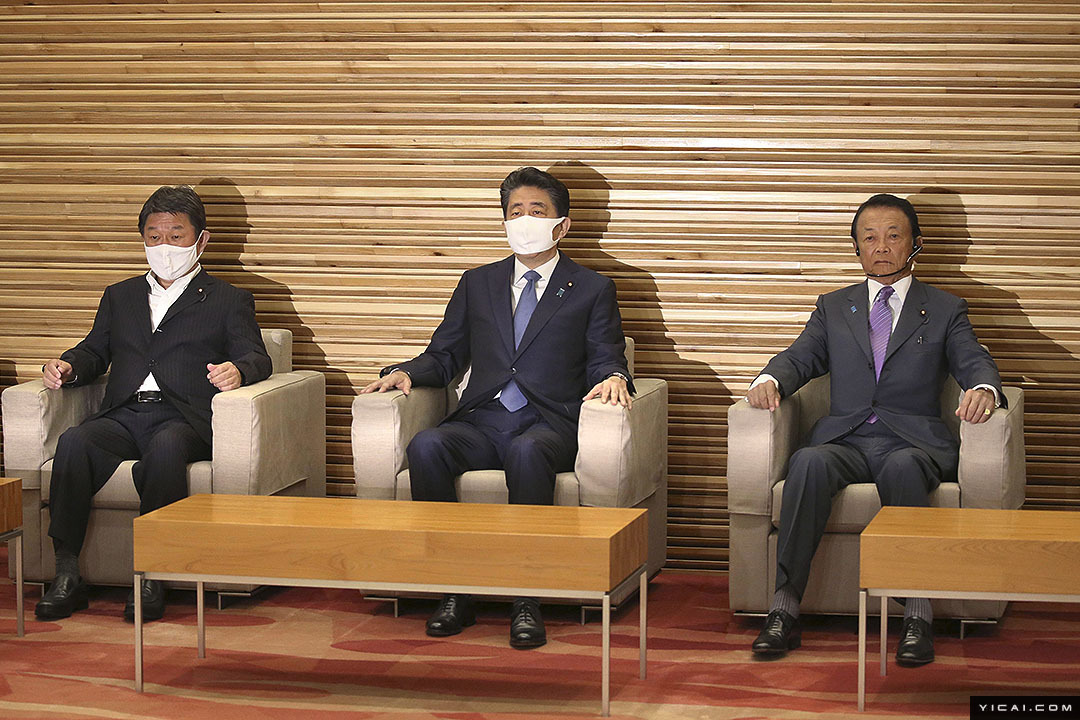 当地时间2020年8月28日,日本东京,日本首相安倍晋三抵达首相办公室.