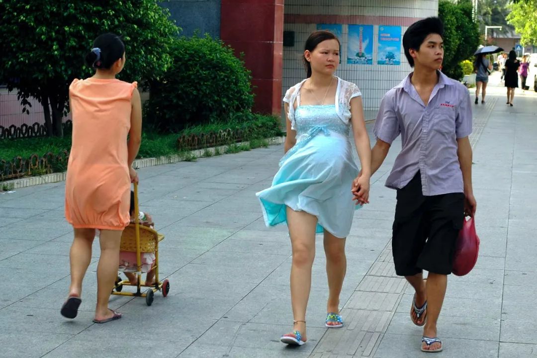 2009年7月1日，广东省东莞市，从市场买菜后返回出租屋途中的打工者（摄影/占有兵）