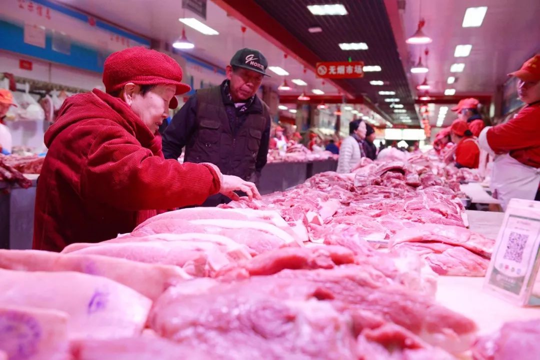 ▲12月17日，中国改革报、改革网记者走访了北京新发地肉类交易大厅。图为北京市民在挑选猪肉。（中国改革报、改革网记者 文帝 摄）