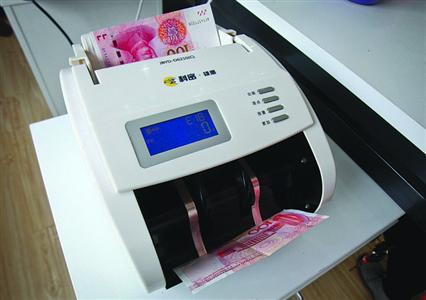 验钞机升级才能识新币老板吐槽亏的钱谁来掏