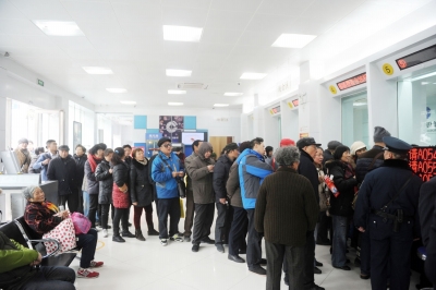 文昌路一家银行网点市民排队兑换航天纪念币钞.司新利 摄