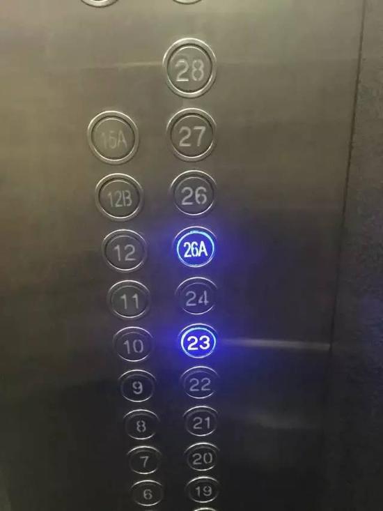 电梯的24楼按钮已无法点亮。每经记者 查道坤 摄