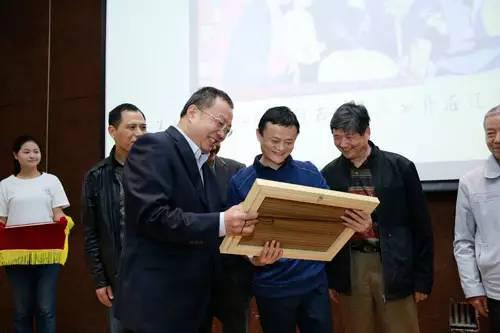 学校回赠马云礼物：在校期间的学籍卡跟影像纪念册