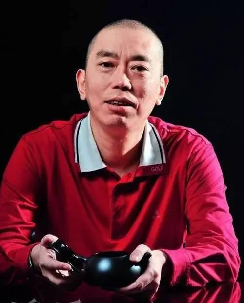 史玉柱为什么爱穿红衣服?