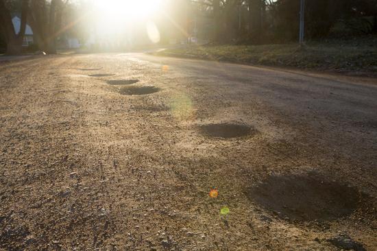 
	奥马哈市一处严重损坏的路面 
