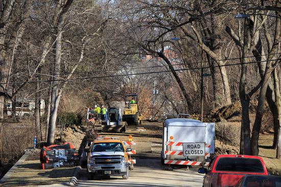 
	奥马哈当地的一处施工中的道路，当地居民和政府在共同支付了一笔账单之后，工人终于开始进行维修 
