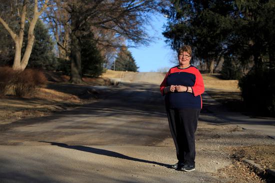 
	阿莫拉站在自己家门口的路上，脚下全是碎石 
