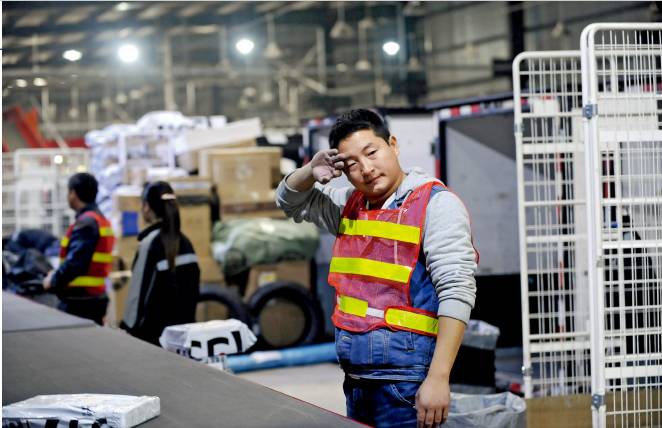 (资料图片)顺丰速运一处集散中心内的分拣员.图/cfp