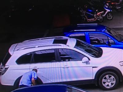视频监控画面显示，蓝色工装男子对着车轮放气