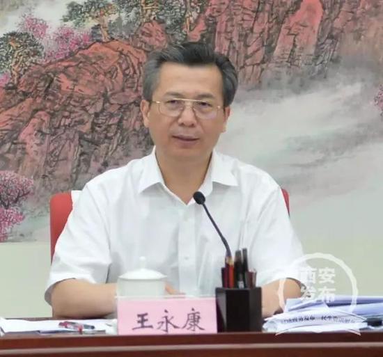 市委常委扩大会议现场 省委常委,市委书记王永康主持.