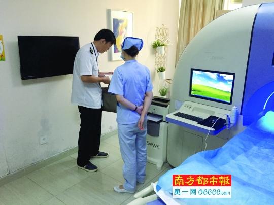执法人员到昆仑医院调查。南都记者邵枫摄