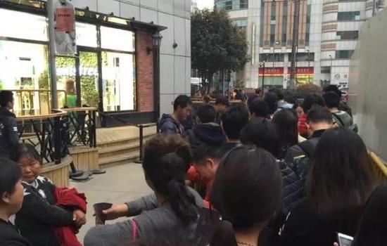 喜茶上海美罗城店，队伍曾一度排到店外，大批黄牛混迹其中