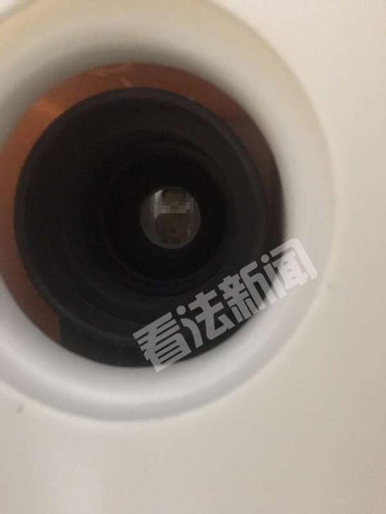 记者从内部观察该诊所的红外线扫描仪看到了这个摄像头 法制晚报·看法新闻摄/暗访组