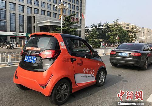 8月14日，河北石家庄裕华路主干道，一辆橙色共享汽车正在行驶。 中新社记者 翟羽佳 摄