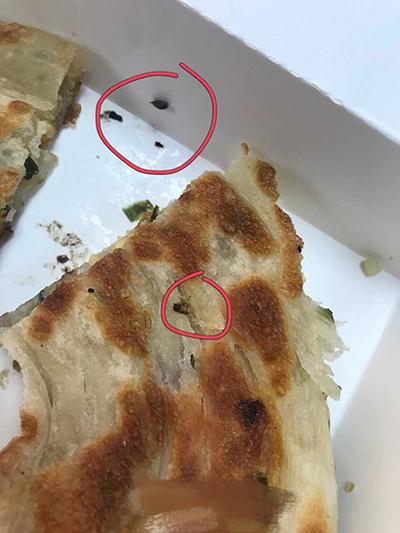 千秋膳房葱油饼吃出几段蟑螂 商家第一反应竟是删帖