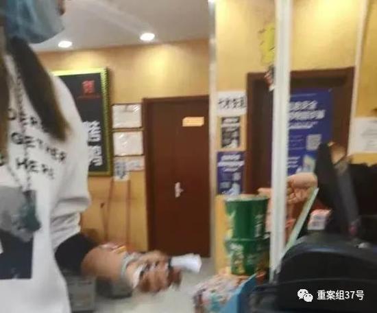 ▲导游在特产店收银台回收游客的小票，然后交给店员换取回扣。新京报记者 吴采倩 摄