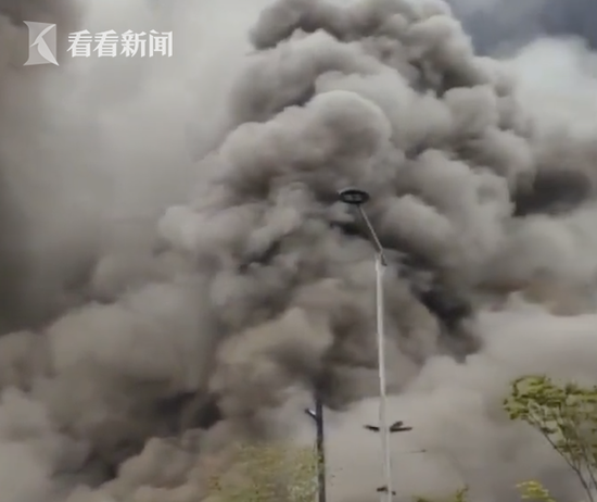 视频 | 韩商场突发大火浓烟冲天 疑为电动汽车充电爆炸