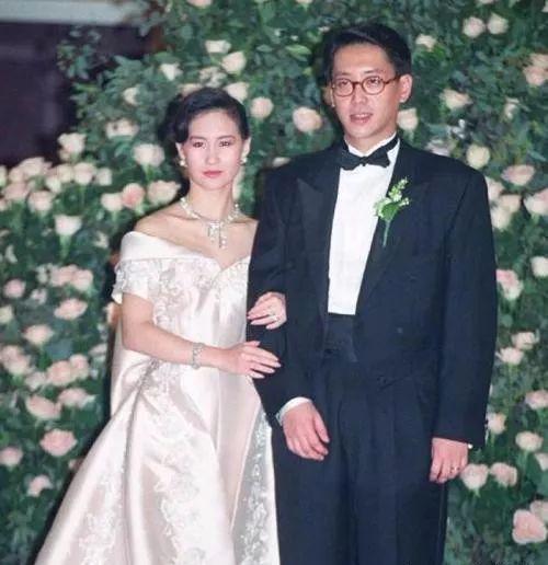 许晋亨何超琼婚纱_...许老太笑容欠奉,相比17年前,她细心为媳妇何超琼整理婚纱裙摆,...(3)