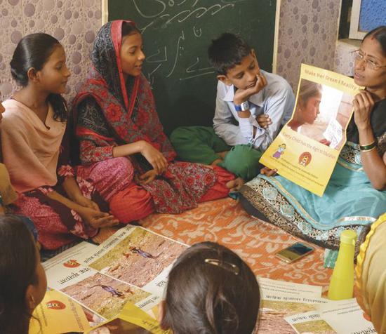 伯乐林教育基金会透过学习营教导印度贫困儿童基本读写和数学能力