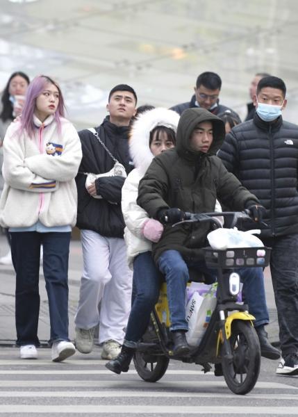 有序用电模式下的长沙商场：室温多在20℃以下 店员冻得搓手