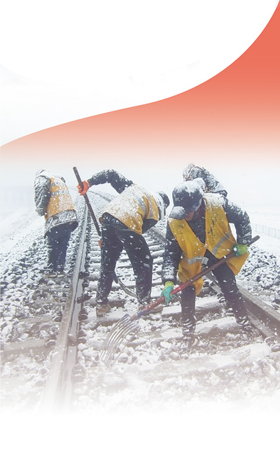 中国铁路青藏集团公司职工冒雪对整修后的道床进行清理。 　　马祎俊摄