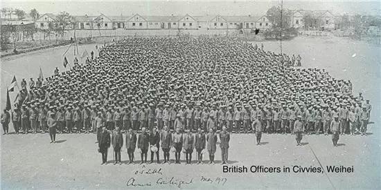 | 英国军官和中国劳工在威海训练营