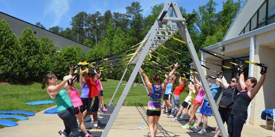  （某科技公司的户外健身区域位于泳池边。图自 Business Insider，版权属于原作者）