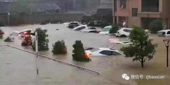 温州永嘉县鹤盛镇，受台风影响，洪水冲垮桥面，水淹车数量不断上升。（温州人保财险供图）