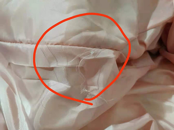 拼多多网购棉服开线有墨迹且包装破损网店已退款