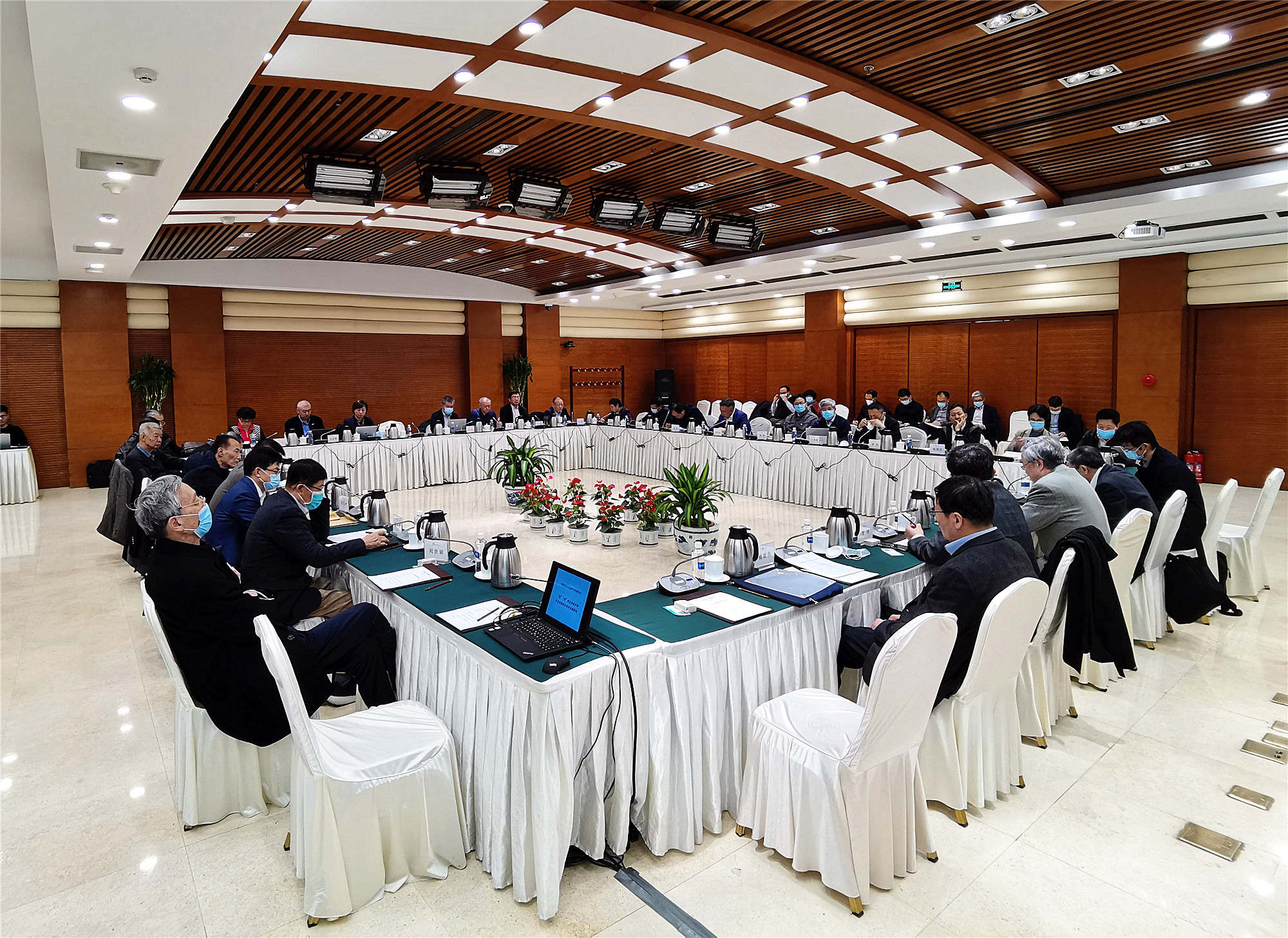 中国经济50人论坛召开第91次内部研讨会 周小川、樊纲出席并发言