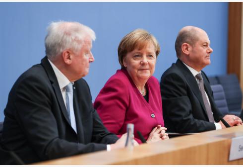 德国总理、基民盟主席默克尔（中）与德国财政部长肖尔茨（右）