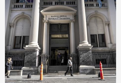 拯救阿根廷：总统米莱 “第一把火”将比索贬值54%，市场只给六个月