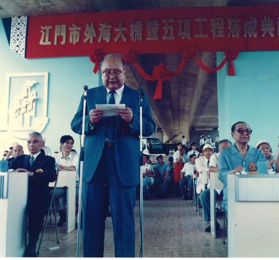 　▲1988年6月13日，王光英同志在江门市外海大桥落成典礼上讲话。