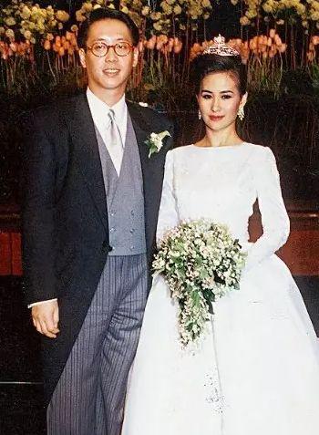 1991年，29岁的何超琼嫁给富二代许晋亨。2000年，两人宣布结束婚姻关系。