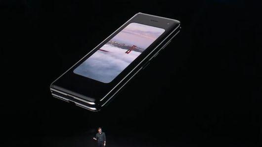 三星发布世界首款正式上市折叠屏手机 售价19