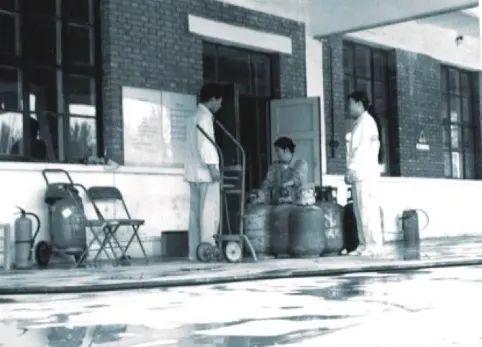 他被人称为「侠肝义胆的企业家」，从扛煤气罐奋斗到首富