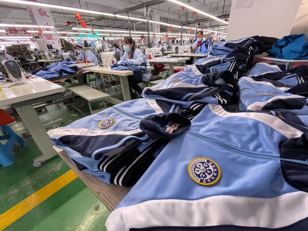 库车石榴籽服饰公司生产车间里生产的小学校服（范凌志摄）