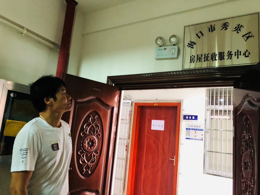 希望能住上放心房，老张再次到棚改指挥部反映情况。中房报记者 陈标志/摄