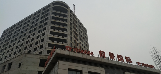 因開發商資金鏈斷了,前景國際成為開封的爛尾樓。