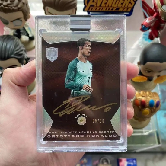 吳先生的第一張C羅簽字球星卡，目前市價在7萬元左右。受訪者供圖