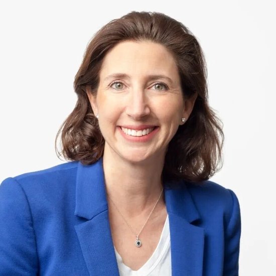 猎头黄仁勋的2025：高管从巨头挖，干活钟爱华人创业团队