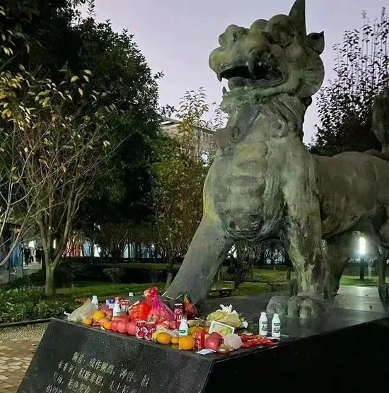 法考前学生组队拜神兽獬豸(图源:微博)