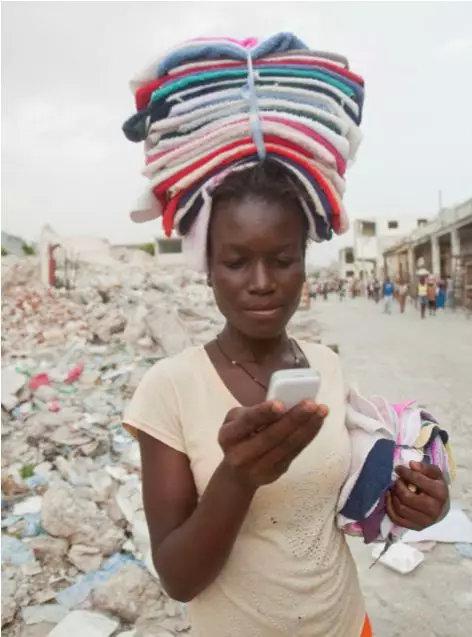 海地的一名高中女生Ketteline Pierre正在给朋友发短信。