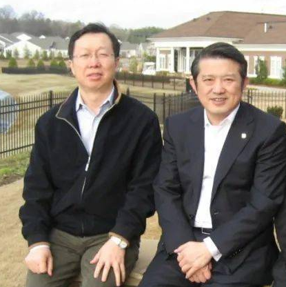 陈东升(右)与任谈德(左)