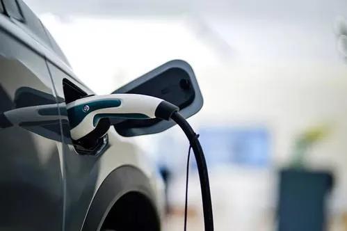 首份财报毛利均转正 理想小鹏谁能更快逼近“盈利点”？