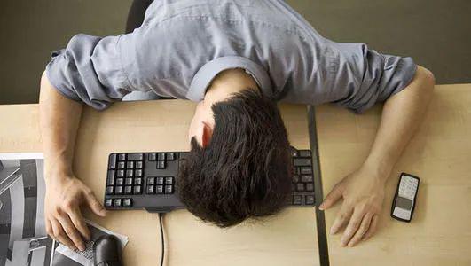 侠客岛：畸形加班屡上热搜，这事真得好好聊聊