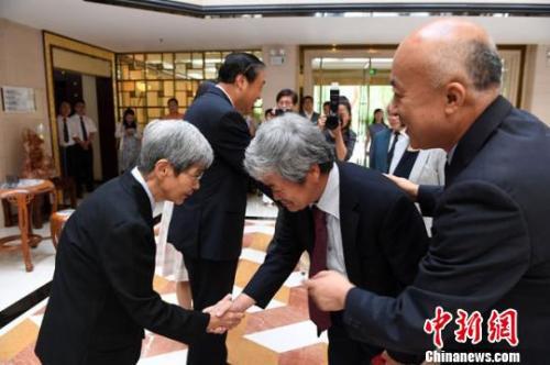 资料图:2018年,王旭东(右)参加平山郁夫丝绸之路美术馆文物展。杨艳敏 摄 资料图:2018年,王旭东(右)参加平山郁夫丝绸之路美术馆文物展。杨艳敏 摄