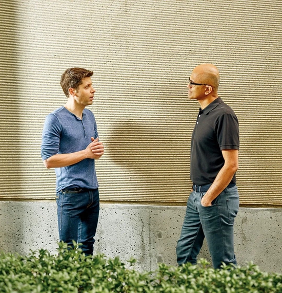 OpenAI CEO萨姆·奥特曼（左）与微软CEO萨蒂亚·纳德拉（右）。